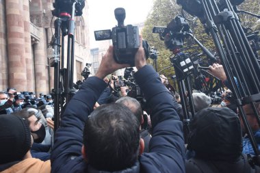 Türk azerbaijani teröristlerinin 10 Aralık 2020 'de Artsakh Cumhuriyeti' nin barışçıl sakinlerine karşı yürüttüğü saldırının ardından Erivan 'da hükümet ve pashinan karşıtı protestolar düzenlendi.