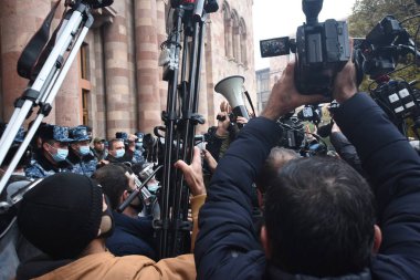 Türk azerbaijani teröristlerinin 10 Aralık 2020 'de Artsakh Cumhuriyeti' nin barışçıl sakinlerine karşı yürüttüğü saldırının ardından Erivan 'da hükümet ve pashinan karşıtı protestolar düzenlendi.