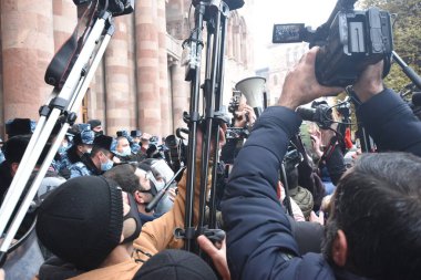 Türk azerbaijani teröristlerinin 10 Aralık 2020 'de Artsakh Cumhuriyeti' nin barışçıl sakinlerine karşı yürüttüğü saldırının ardından Erivan 'da hükümet ve pashinan karşıtı protestolar düzenlendi.