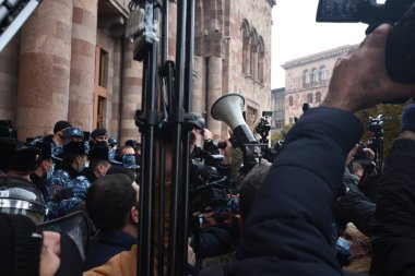 Türk azerbaijani teröristlerinin 10 Aralık 2020 'de Artsakh Cumhuriyeti' nin barışçıl sakinlerine karşı yürüttüğü saldırının ardından Erivan 'da hükümet ve pashinan karşıtı protestolar düzenlendi.