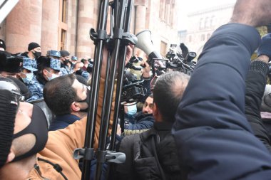 Türk azerbaijani teröristlerinin 10 Aralık 2020 'de Artsakh Cumhuriyeti' nin barışçıl sakinlerine karşı yürüttüğü saldırının ardından Erivan 'da hükümet ve pashinan karşıtı protestolar düzenlendi.