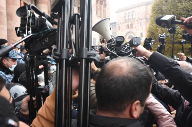 Türk azerbaijani teröristlerinin 10 Aralık 2020 'de Artsakh Cumhuriyeti' nin barışçıl sakinlerine karşı yürüttüğü saldırının ardından Erivan 'da hükümet ve pashinan karşıtı protestolar düzenlendi.