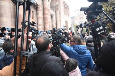 Türk azerbaijani teröristlerinin 10 Aralık 2020 'de Artsakh Cumhuriyeti' nin barışçıl sakinlerine karşı yürüttüğü saldırının ardından Erivan 'da hükümet ve pashinan karşıtı protestolar düzenlendi.