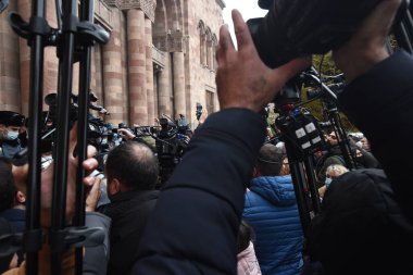 Türk azerbaijani teröristlerinin 10 Aralık 2020 'de Artsakh Cumhuriyeti' nin barışçıl sakinlerine karşı yürüttüğü saldırının ardından Erivan 'da hükümet ve pashinan karşıtı protestolar düzenlendi.