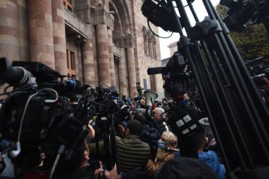 Türk azerbaijani teröristlerinin 10 Aralık 2020 'de Artsakh Cumhuriyeti' nin barışçıl sakinlerine karşı yürüttüğü saldırının ardından Erivan 'da hükümet ve pashinan karşıtı protestolar düzenlendi.