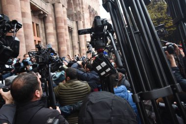 Türk azerbaijani teröristlerinin 10 Aralık 2020 'de Artsakh Cumhuriyeti' nin barışçıl sakinlerine karşı yürüttüğü saldırının ardından Erivan 'da hükümet ve pashinan karşıtı protestolar düzenlendi.