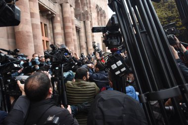 Türk azerbaijani teröristlerinin 10 Aralık 2020 'de Artsakh Cumhuriyeti' nin barışçıl sakinlerine karşı yürüttüğü saldırının ardından Erivan 'da hükümet ve pashinan karşıtı protestolar düzenlendi.