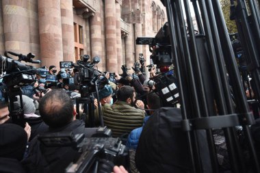 Türk azerbaijani teröristlerinin 10 Aralık 2020 'de Artsakh Cumhuriyeti' nin barışçıl sakinlerine karşı yürüttüğü saldırının ardından Erivan 'da hükümet ve pashinan karşıtı protestolar düzenlendi.