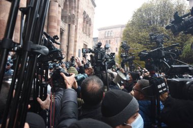 Türk azerbaijani teröristlerinin 10 Aralık 2020 'de Artsakh Cumhuriyeti' nin barışçıl sakinlerine karşı yürüttüğü saldırının ardından Erivan 'da hükümet ve pashinan karşıtı protestolar düzenlendi.