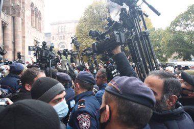 Türk azerbaijani teröristlerinin 10 Aralık 2020 'de Artsakh Cumhuriyeti' nin barışçıl sakinlerine karşı yürüttüğü saldırının ardından Erivan 'da hükümet ve pashinan karşıtı protestolar düzenlendi.