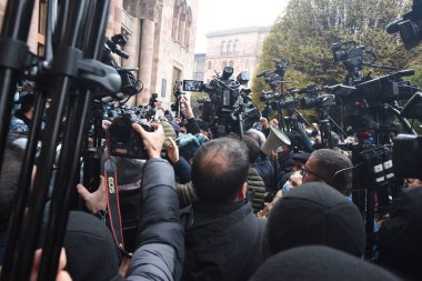 Türk azerbaijani teröristlerinin 10 Aralık 2020 'de Artsakh Cumhuriyeti' nin barışçıl sakinlerine karşı yürüttüğü saldırının ardından Erivan 'da hükümet ve pashinan karşıtı protestolar düzenlendi.