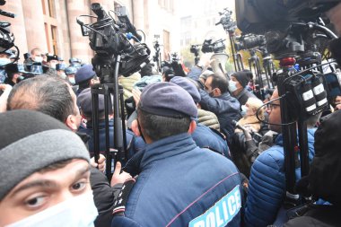 Türk azerbaijani teröristlerinin 10 Aralık 2020 'de Artsakh Cumhuriyeti' nin barışçıl sakinlerine karşı yürüttüğü saldırının ardından Erivan 'da hükümet ve pashinan karşıtı protestolar düzenlendi.