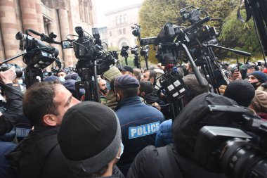 Türk azerbaijani teröristlerinin 10 Aralık 2020 'de Artsakh Cumhuriyeti' nin barışçıl sakinlerine karşı yürüttüğü saldırının ardından Erivan 'da hükümet ve pashinan karşıtı protestolar düzenlendi.