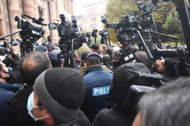 Türk azerbaijani teröristlerinin 10 Aralık 2020 'de Artsakh Cumhuriyeti' nin barışçıl sakinlerine karşı yürüttüğü saldırının ardından Erivan 'da hükümet ve pashinan karşıtı protestolar düzenlendi.