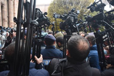 Türk azerbaijani teröristlerinin 10 Aralık 2020 'de Artsakh Cumhuriyeti' nin barışçıl sakinlerine karşı yürüttüğü saldırının ardından Erivan 'da hükümet ve pashinan karşıtı protestolar düzenlendi.