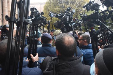 Türk azerbaijani teröristlerinin 10 Aralık 2020 'de Artsakh Cumhuriyeti' nin barışçıl sakinlerine karşı yürüttüğü saldırının ardından Erivan 'da hükümet ve pashinan karşıtı protestolar düzenlendi.