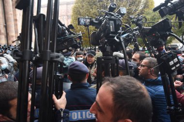 Türk azerbaijani teröristlerinin 10 Aralık 2020 'de Artsakh Cumhuriyeti' nin barışçıl sakinlerine karşı yürüttüğü saldırının ardından Erivan 'da hükümet ve pashinan karşıtı protestolar düzenlendi.