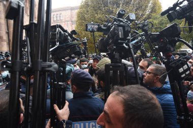 Türk azerbaijani teröristlerinin 10 Aralık 2020 'de Artsakh Cumhuriyeti' nin barışçıl sakinlerine karşı yürüttüğü saldırının ardından Erivan 'da hükümet ve pashinan karşıtı protestolar düzenlendi.