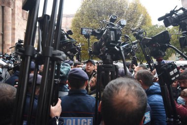 Türk azerbaijani teröristlerinin 10 Aralık 2020 'de Artsakh Cumhuriyeti' nin barışçıl sakinlerine karşı yürüttüğü saldırının ardından Erivan 'da hükümet ve pashinan karşıtı protestolar düzenlendi.