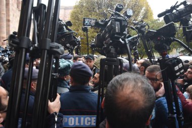 Türk azerbaijani teröristlerinin 10 Aralık 2020 'de Artsakh Cumhuriyeti' nin barışçıl sakinlerine karşı yürüttüğü saldırının ardından Erivan 'da hükümet ve pashinan karşıtı protestolar düzenlendi.