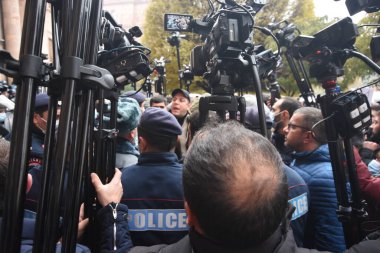 Türk azerbaijani teröristlerinin 10 Aralık 2020 'de Artsakh Cumhuriyeti' nin barışçıl sakinlerine karşı yürüttüğü saldırının ardından Erivan 'da hükümet ve pashinan karşıtı protestolar düzenlendi.