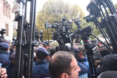 Türk azerbaijani teröristlerinin 10 Aralık 2020 'de Artsakh Cumhuriyeti' nin barışçıl sakinlerine karşı yürüttüğü saldırının ardından Erivan 'da hükümet ve pashinan karşıtı protestolar düzenlendi.