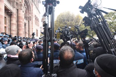 Türk azerbaijani teröristlerinin 10 Aralık 2020 'de Artsakh Cumhuriyeti' nin barışçıl sakinlerine karşı yürüttüğü saldırının ardından Erivan 'da hükümet ve pashinan karşıtı protestolar düzenlendi.