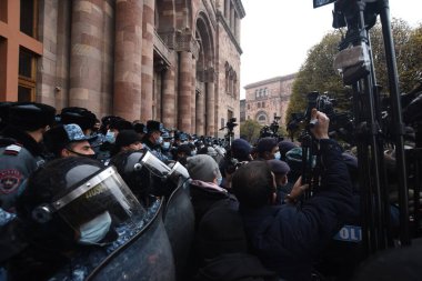 Türk azerbaijani teröristlerinin 10 Aralık 2020 'de Artsakh Cumhuriyeti' nin barışçıl sakinlerine karşı yürüttüğü saldırının ardından Erivan 'da hükümet ve pashinan karşıtı protestolar düzenlendi.