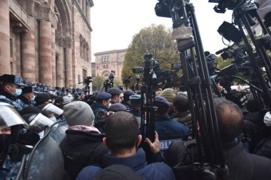 Türk azerbaijani teröristlerinin 10 Aralık 2020 'de Artsakh Cumhuriyeti' nin barışçıl sakinlerine karşı yürüttüğü saldırının ardından Erivan 'da hükümet ve pashinan karşıtı protestolar düzenlendi.