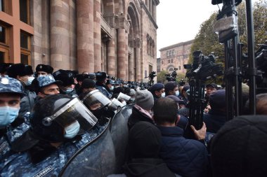 Türk azerbaijani teröristlerinin 10 Aralık 2020 'de Artsakh Cumhuriyeti' nin barışçıl sakinlerine karşı yürüttüğü saldırının ardından Erivan 'da hükümet ve pashinan karşıtı protestolar düzenlendi.