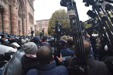 Türk azerbaijani teröristlerinin 10 Aralık 2020 'de Artsakh Cumhuriyeti' nin barışçıl sakinlerine karşı yürüttüğü saldırının ardından Erivan 'da hükümet ve pashinan karşıtı protestolar düzenlendi.