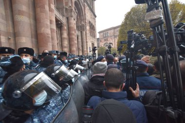 Türk azerbaijani teröristlerinin 10 Aralık 2020 'de Artsakh Cumhuriyeti' nin barışçıl sakinlerine karşı yürüttüğü saldırının ardından Erivan 'da hükümet ve pashinan karşıtı protestolar düzenlendi.