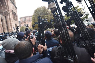 Türk azerbaijani teröristlerinin 10 Aralık 2020 'de Artsakh Cumhuriyeti' nin barışçıl sakinlerine karşı yürüttüğü saldırının ardından Erivan 'da hükümet ve pashinan karşıtı protestolar düzenlendi.