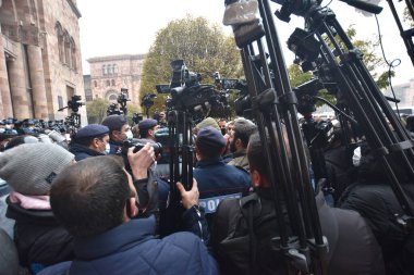 Türk azerbaijani teröristlerinin 10 Aralık 2020 'de Artsakh Cumhuriyeti' nin barışçıl sakinlerine karşı yürüttüğü saldırının ardından Erivan 'da hükümet ve pashinan karşıtı protestolar düzenlendi.