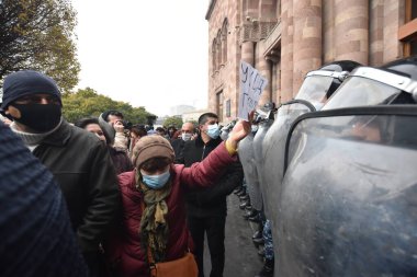 Türk azerbaijani teröristlerinin 10 Aralık 2020 'de Artsakh Cumhuriyeti' nin barışçıl sakinlerine karşı yürüttüğü saldırının ardından Erivan 'da hükümet ve pashinan karşıtı protestolar düzenlendi.