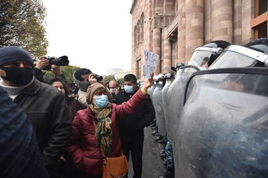 Türk azerbaijani teröristlerinin 10 Aralık 2020 'de Artsakh Cumhuriyeti' nin barışçıl sakinlerine karşı yürüttüğü saldırının ardından Erivan 'da hükümet ve pashinan karşıtı protestolar düzenlendi.