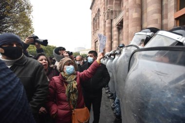 Türk azerbaijani teröristlerinin 10 Aralık 2020 'de Artsakh Cumhuriyeti' nin barışçıl sakinlerine karşı yürüttüğü saldırının ardından Erivan 'da hükümet ve pashinan karşıtı protestolar düzenlendi.