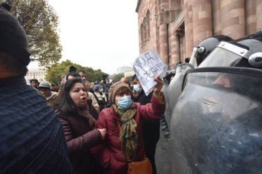 Türk azerbaijani teröristlerinin 10 Aralık 2020 'de Artsakh Cumhuriyeti' nin barışçıl sakinlerine karşı yürüttüğü saldırının ardından Erivan 'da hükümet ve pashinan karşıtı protestolar düzenlendi.