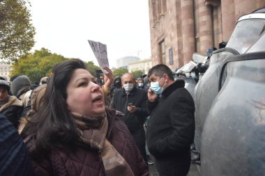 Türk azerbaijani teröristlerinin 10 Aralık 2020 'de Artsakh Cumhuriyeti' nin barışçıl sakinlerine karşı yürüttüğü saldırının ardından Erivan 'da hükümet ve pashinan karşıtı protestolar düzenlendi.