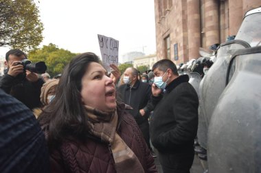 Türk azerbaijani teröristlerinin 10 Aralık 2020 'de Artsakh Cumhuriyeti' nin barışçıl sakinlerine karşı yürüttüğü saldırının ardından Erivan 'da hükümet ve pashinan karşıtı protestolar düzenlendi.