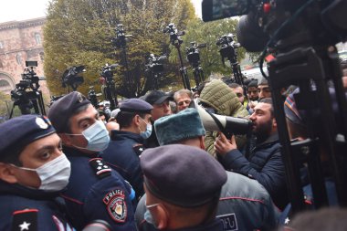 Türk azerbaijani teröristlerinin 10 Aralık 2020 'de Artsakh Cumhuriyeti' nin barışçıl sakinlerine karşı yürüttüğü saldırının ardından Erivan 'da hükümet ve pashinan karşıtı protestolar düzenlendi.