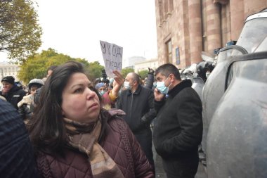 Türk azerbaijani teröristlerinin 10 Aralık 2020 'de Artsakh Cumhuriyeti' nin barışçıl sakinlerine karşı yürüttüğü saldırının ardından Erivan 'da hükümet ve pashinan karşıtı protestolar düzenlendi.