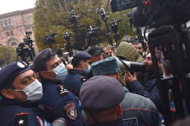 Türk azerbaijani teröristlerinin 10 Aralık 2020 'de Artsakh Cumhuriyeti' nin barışçıl sakinlerine karşı yürüttüğü saldırının ardından Erivan 'da hükümet ve pashinan karşıtı protestolar düzenlendi.