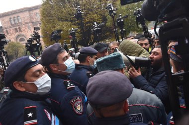 Türk azerbaijani teröristlerinin 10 Aralık 2020 'de Artsakh Cumhuriyeti' nin barışçıl sakinlerine karşı yürüttüğü saldırının ardından Erivan 'da hükümet ve pashinan karşıtı protestolar düzenlendi.