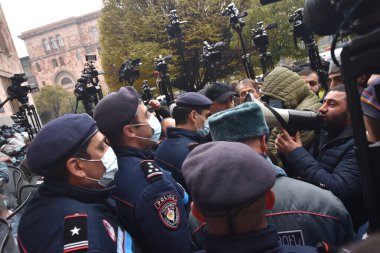 Türk azerbaijani teröristlerinin 10 Aralık 2020 'de Artsakh Cumhuriyeti' nin barışçıl sakinlerine karşı yürüttüğü saldırının ardından Erivan 'da hükümet ve pashinan karşıtı protestolar düzenlendi.