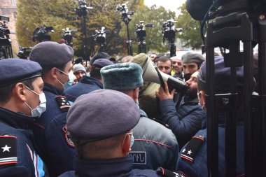 Türk azerbaijani teröristlerinin 10 Aralık 2020 'de Artsakh Cumhuriyeti' nin barışçıl sakinlerine karşı yürüttüğü saldırının ardından Erivan 'da hükümet ve pashinan karşıtı protestolar düzenlendi.