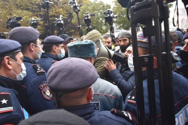 Türk azerbaijani teröristlerinin 10 Aralık 2020 'de Artsakh Cumhuriyeti' nin barışçıl sakinlerine karşı yürüttüğü saldırının ardından Erivan 'da hükümet ve pashinan karşıtı protestolar düzenlendi.