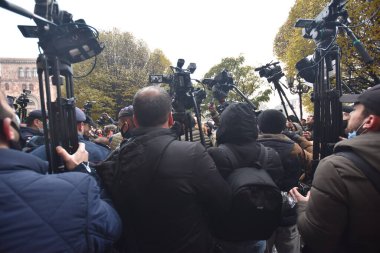 Türk azerbaijani teröristlerinin 10 Aralık 2020 'de Artsakh Cumhuriyeti' nin barışçıl sakinlerine karşı yürüttüğü saldırının ardından Erivan 'da hükümet ve pashinan karşıtı protestolar düzenlendi.