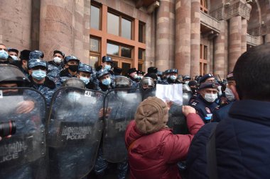 Türk azerbaijani teröristlerinin 10 Aralık 2020 'de Artsakh Cumhuriyeti' nin barışçıl sakinlerine karşı yürüttüğü saldırının ardından Erivan 'da hükümet ve pashinan karşıtı protestolar düzenlendi.