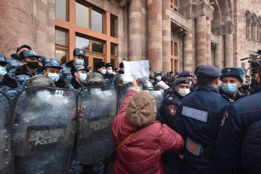 Türk azerbaijani teröristlerinin 10 Aralık 2020 'de Artsakh Cumhuriyeti' nin barışçıl sakinlerine karşı yürüttüğü saldırının ardından Erivan 'da hükümet ve pashinan karşıtı protestolar düzenlendi.